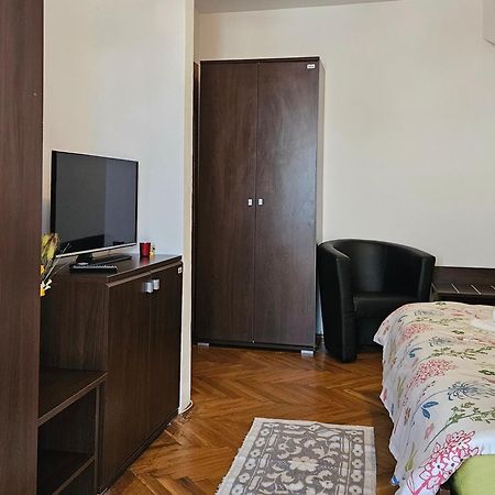 Apartment Zarnesti City Centre Vmp Free Parking Ngoại thất bức ảnh