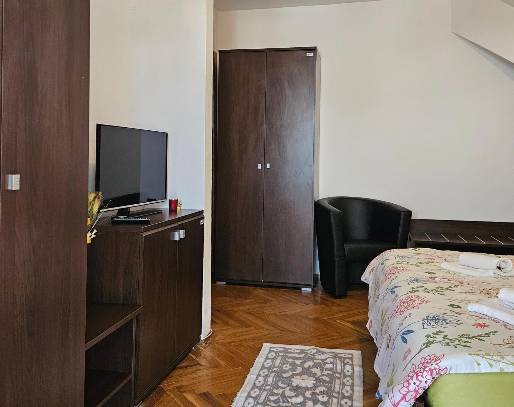 Apartment Zarnesti City Centre Vmp Free Parking Ngoại thất bức ảnh